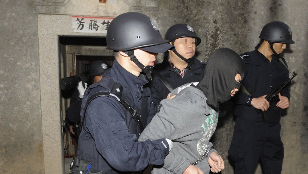 La Policía china deteniendo a varios de los sospechosos