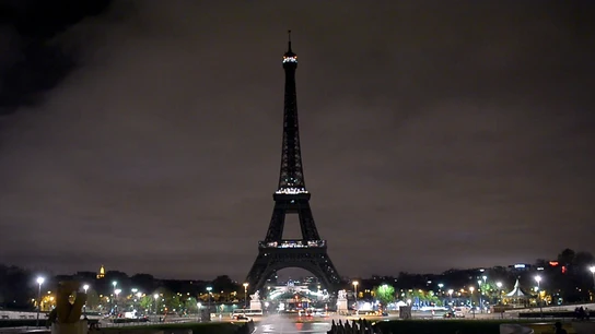 La torre Eiffel, sin luz en solidaridad con Alepo La torre Eiffel, sin luz en solidaridad con Alepo