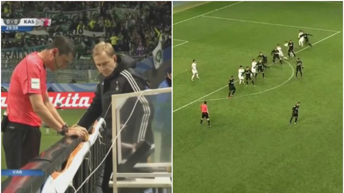 Kassai revisa el penalti que luego pita por videoarbitraje Kassai revisa el penalti que luego pita por videoarbitraje