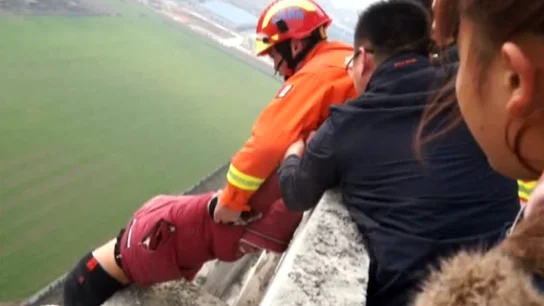 Un joven chino intenta suicidarse tras una ruptura amorosa Un joven chino intenta suicidarse tras una ruptura amorosa