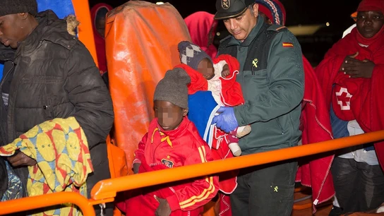 Un agente de la Guardia Civl con varios niños Un agente de la Guardia Civl con varios niños - Imagen de archivo