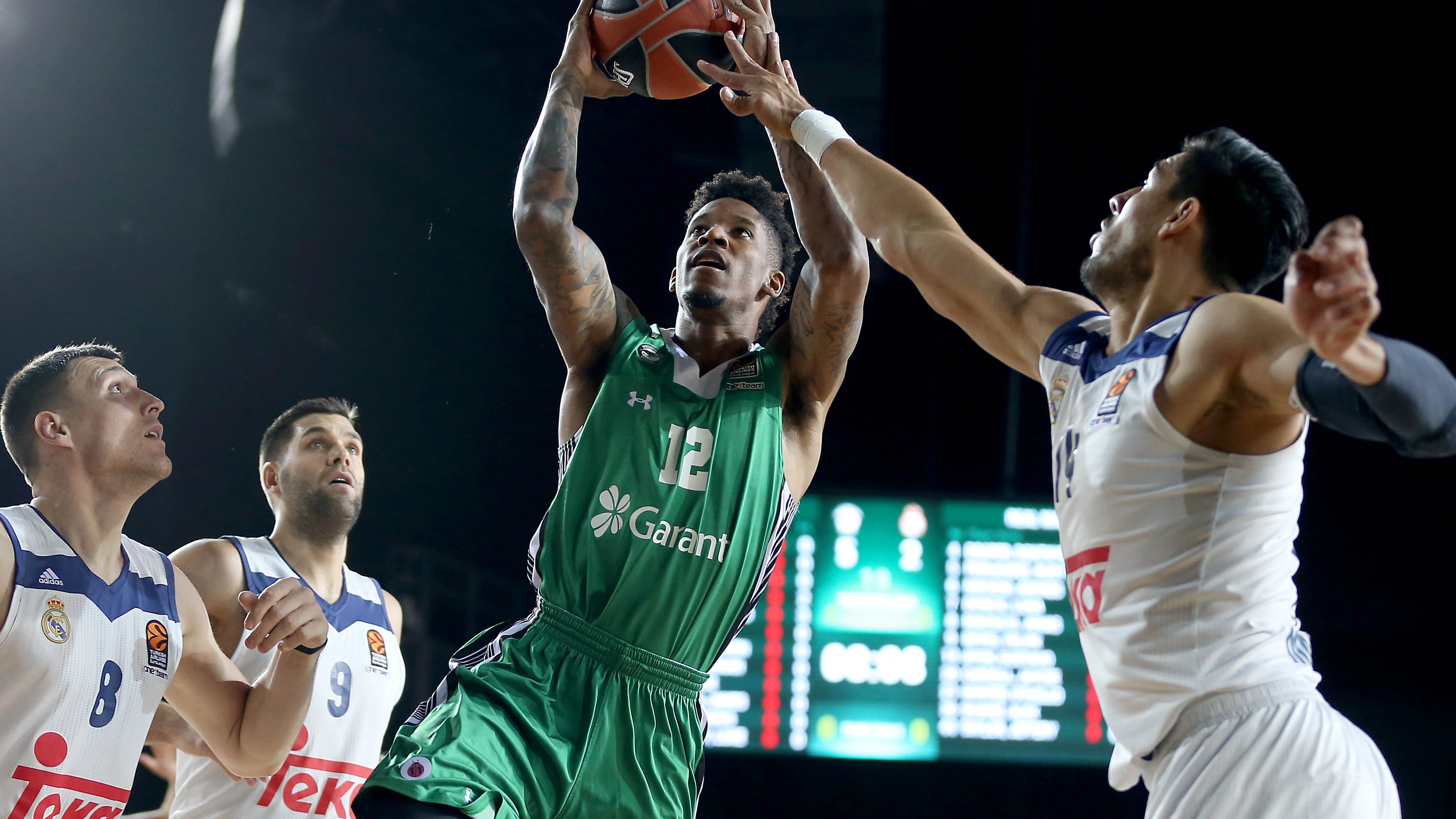 Momentos del partido entre el Darussafaka y el Real Madrid 