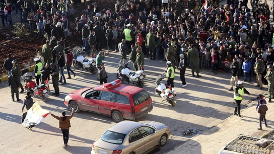 Civiles, combatientes y sus familiares esperan a ser evacuados de los barrios rebeldes en Alepo, Siria Civiles, combatientes y sus familiares esperan a ser evacuados de los barrios rebeldes en Alepo, Siria