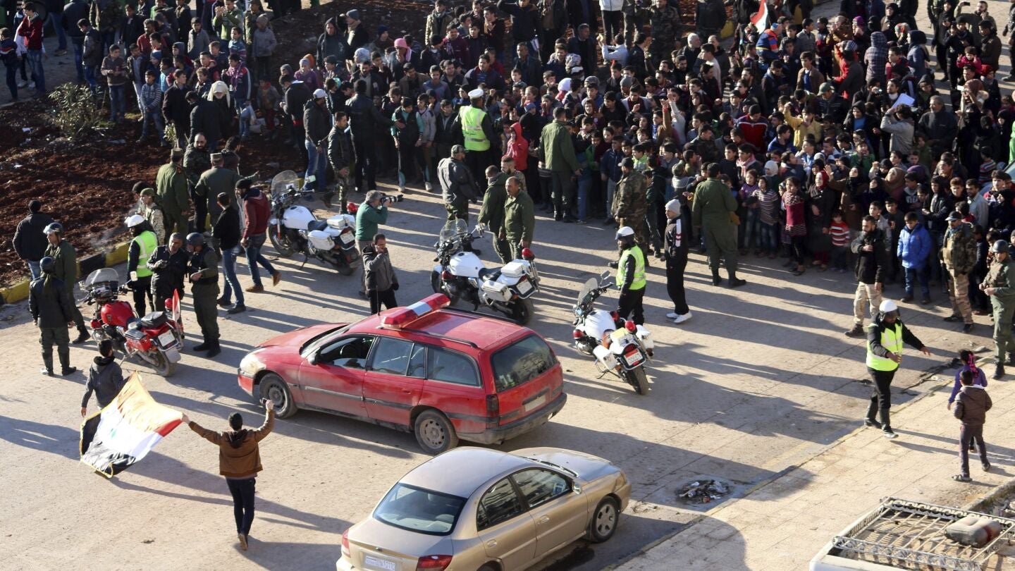 Civiles, combatientes y sus familiares esperan a ser evacuados de los barrios rebeldes en Alepo, Siria