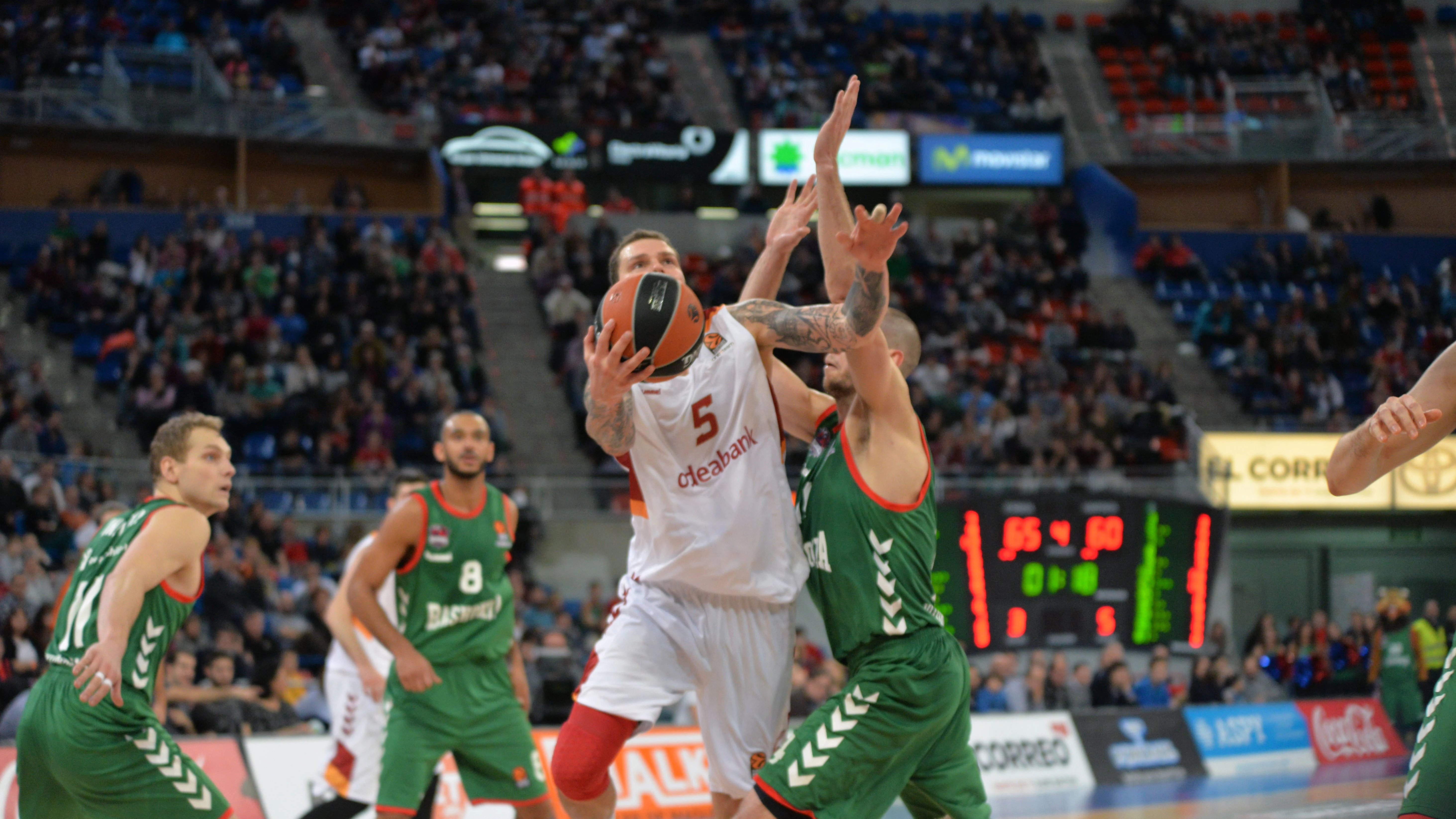 Instantes del partido entre el Unics Kazan y el Baskonia 