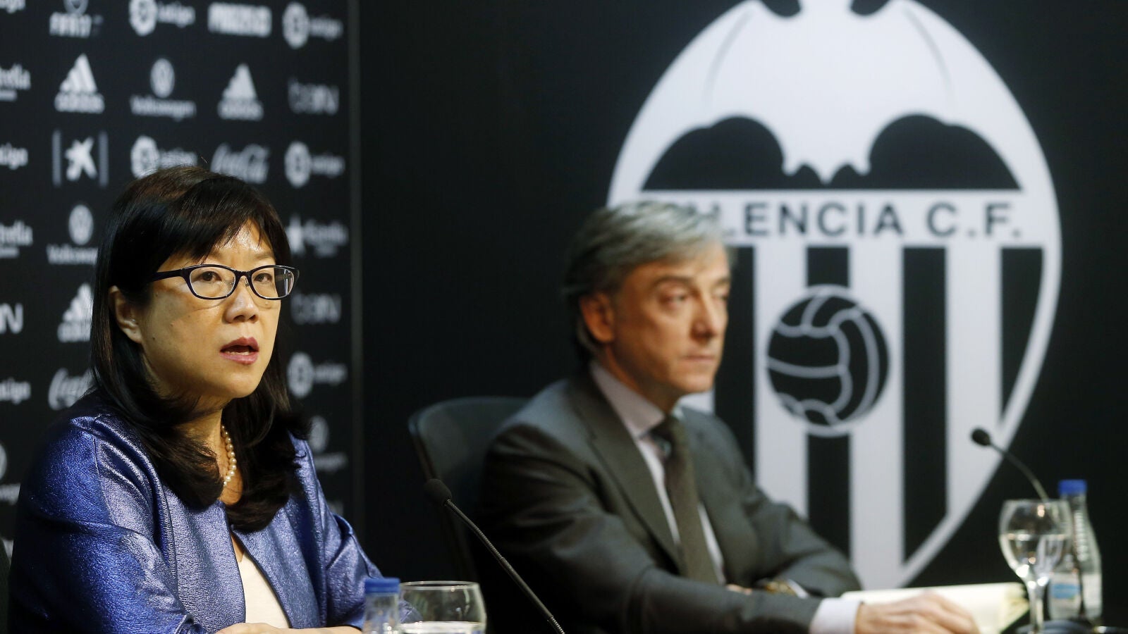 La presidenta del Valencia CF, Layhoon Chan, y el director deportivo, Jes&uacute;s Garc&iacute;a Pitarch