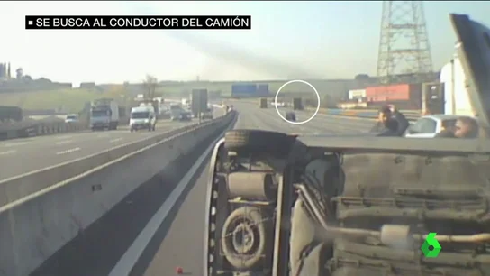Frame 46.277083 de: Los mossos tratan de localizar al conductor de un camión que provocó un aparatoso accidente en la AP7 Frame 46.277083 de: Los mossos tratan de localizar al conductor de un camión que provocó un aparatoso accidente en la AP7