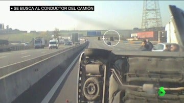 Frame 46.277083 de: Los mossos tratan de localizar al conductor de un camión que provocó un aparatoso accidente en la AP7