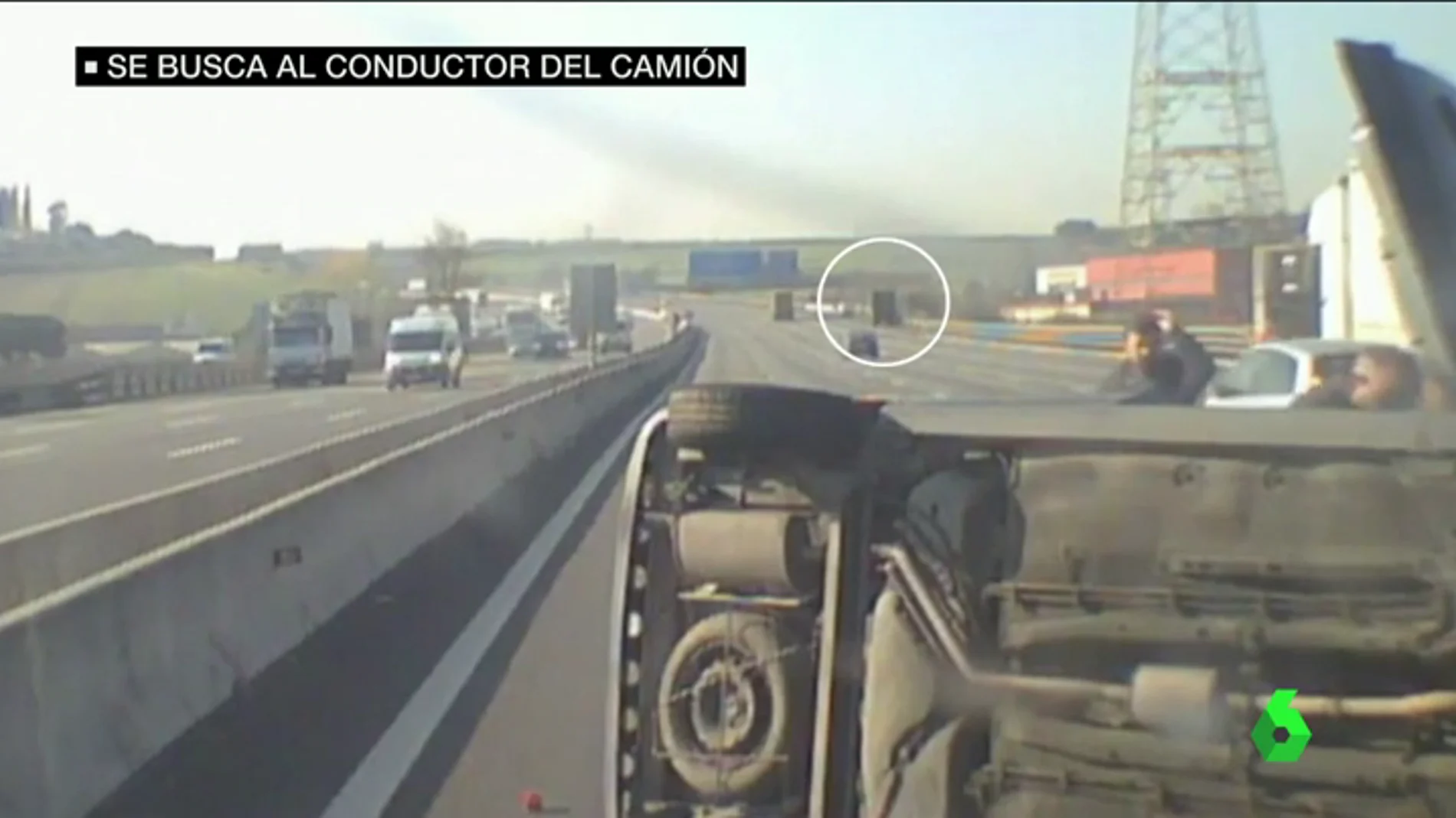 Frame 46.277083 de: Los mossos tratan de localizar al conductor de un camión que provocó un aparatoso accidente en la AP7