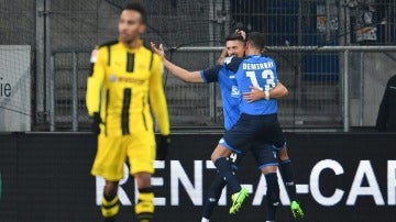 Los jugadores del Hoffenheim celebran un gol ante la desesperación de Aubameyang