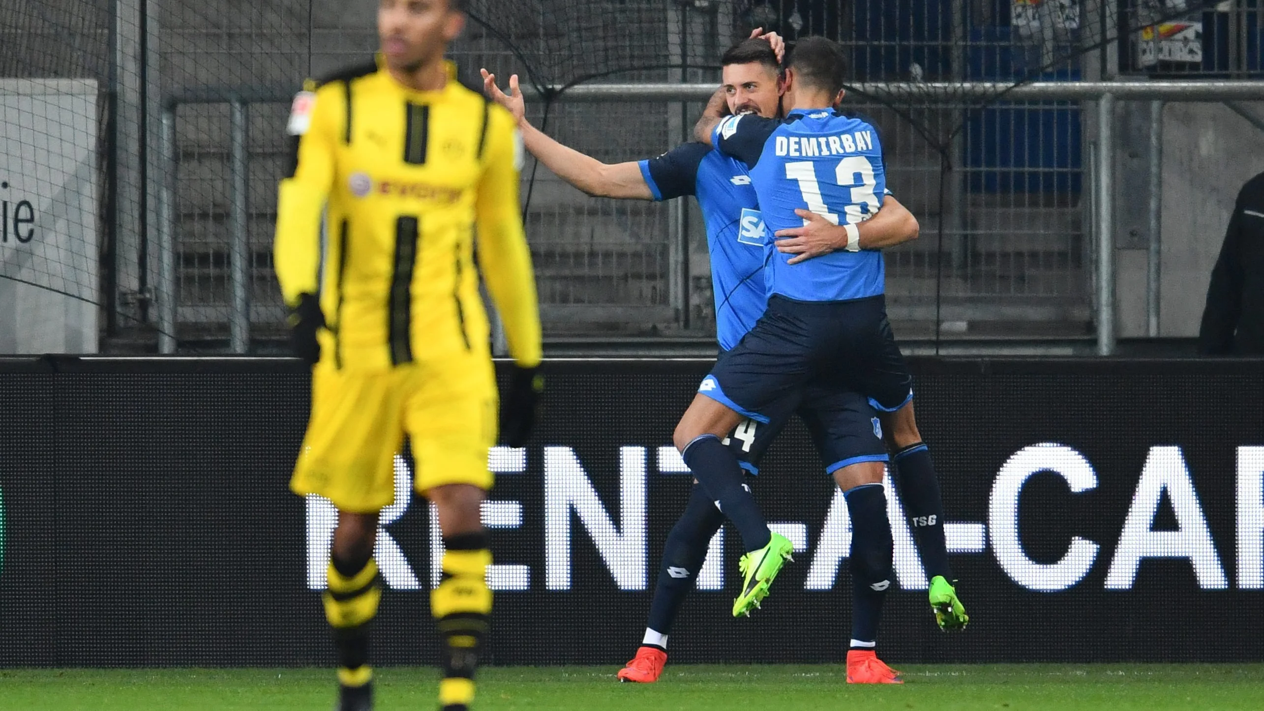 Los jugadores del Hoffenheim celebran un gol ante la desesperación de Aubameyang Los jugadores del Hoffenheim celebran un gol ante la desesperación de Aubameyang