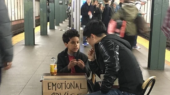 Un niño da consejos en el metro de Nueva York Un niño da consejos en el metro de Nueva York
