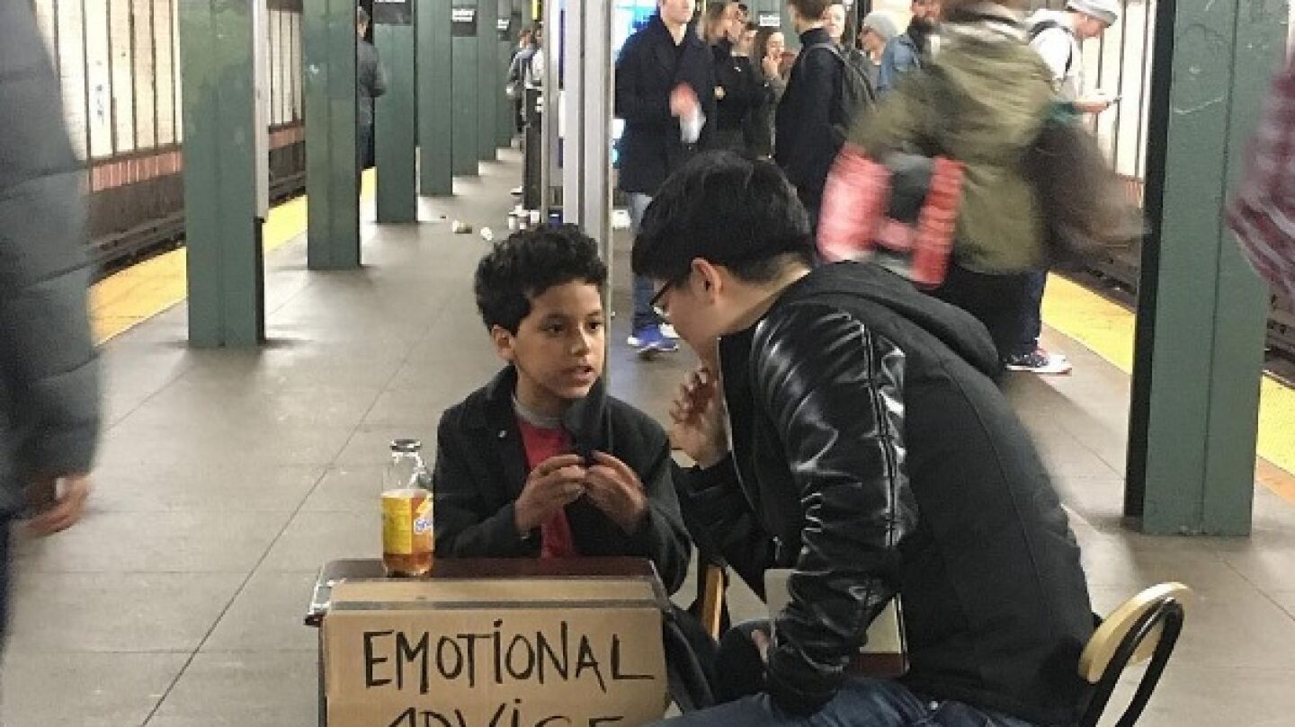 Un ni&ntilde;o da consejos en el metro de Nueva York