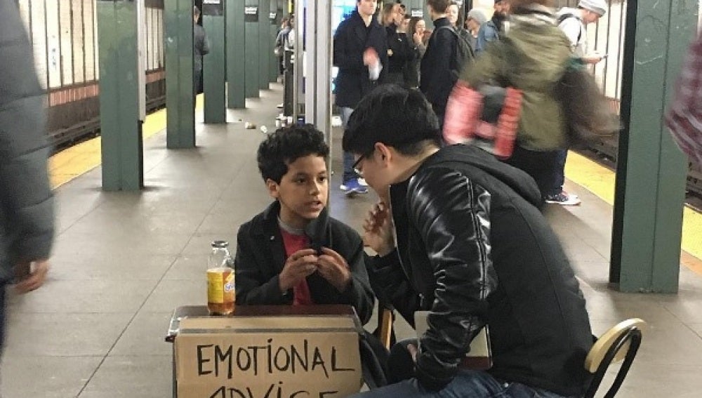 Un niño da consejos en el metro de Nueva York