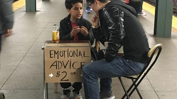 Un niño da consejos en el metro de Nueva York