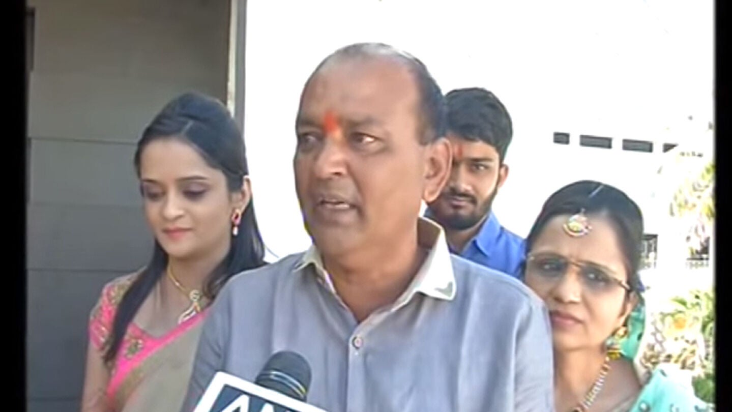 El empresario indio Ajay Munot con su familia