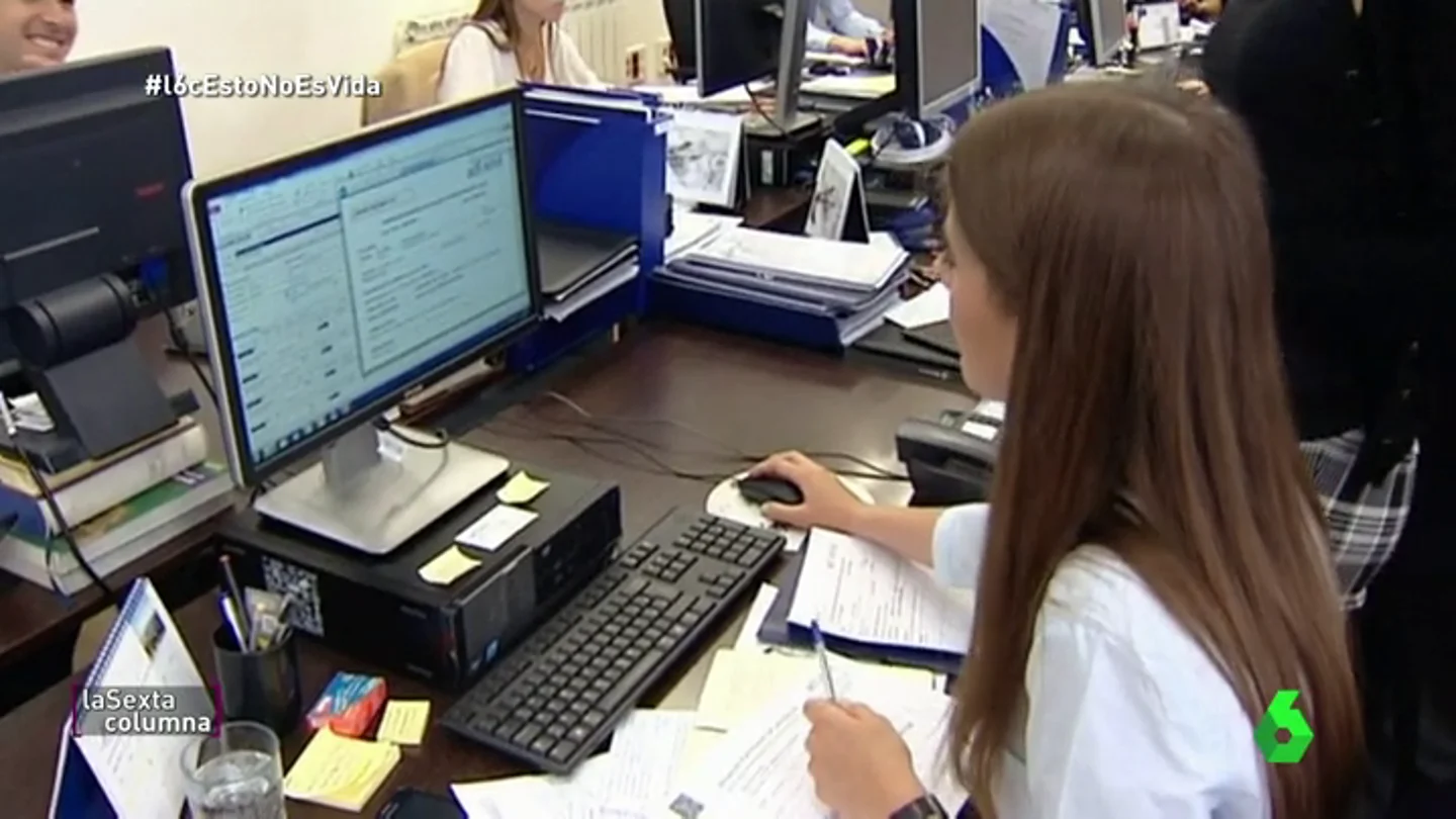 Mujer trabajando en una oficina. Frame 24.702279 de: Las mujeres, las más perjudicadas por los horarios infinitos: la mayoría deja el trabajo para cuidar de los hijos y suelen hacer las labores del hogar