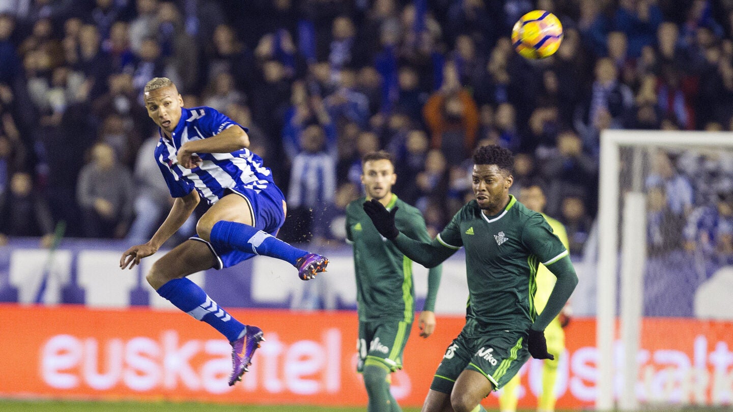 Deyverson pelea por un bal&oacute;n ante Ryan Donk