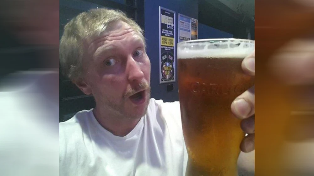 Luke Brett Moore antes de beber cerveza Luke Brett Moore antes de beber cerveza