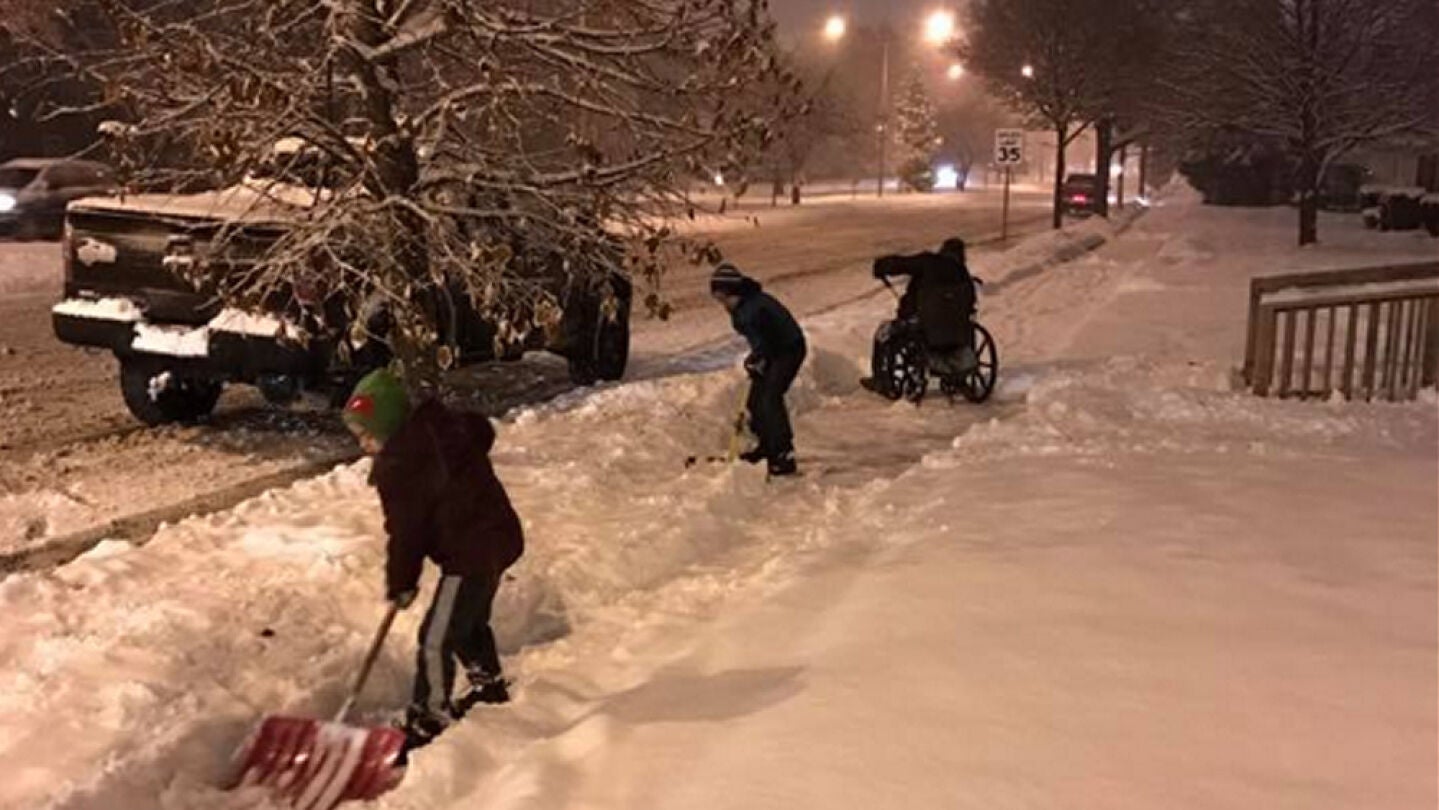 Los hijos de Daniel Medina ayudando a quitar nieve