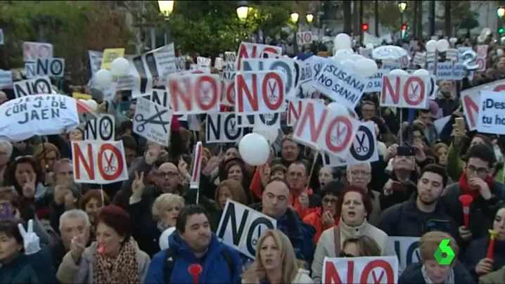 Frame 0.0 de: 1.500 personas se han manifestado hasta hace unos minutos en Jaén contra la fusión hospitalaria de Granada