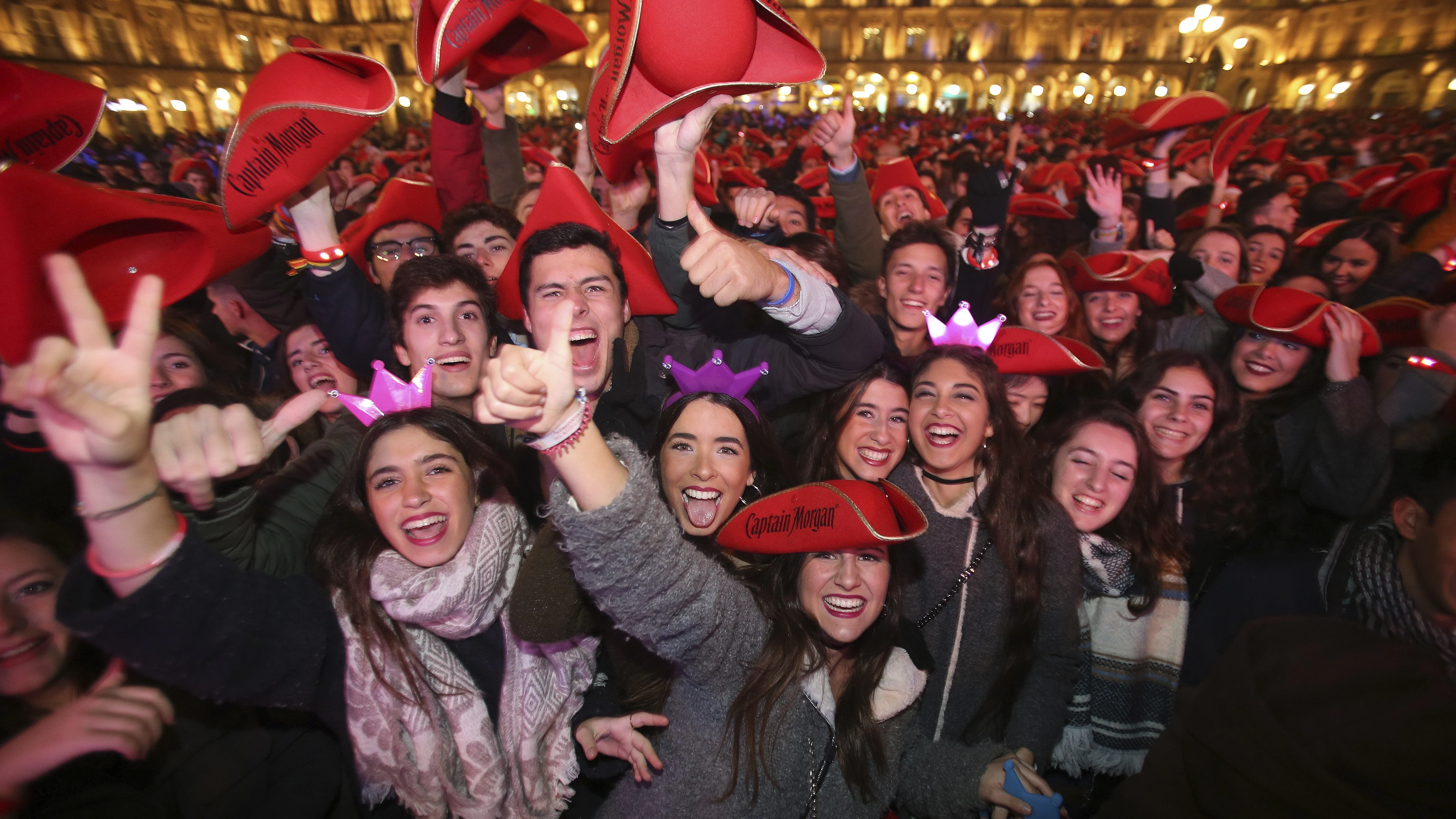 La Plaza Mayor de Salamanca acogió la Nochevieja Universitaria, que en esta decimosegunda edición se suma a la campaña contra la violencia machista y en la que los participantes intentarán realizar el denominado "Manequin challenge" 