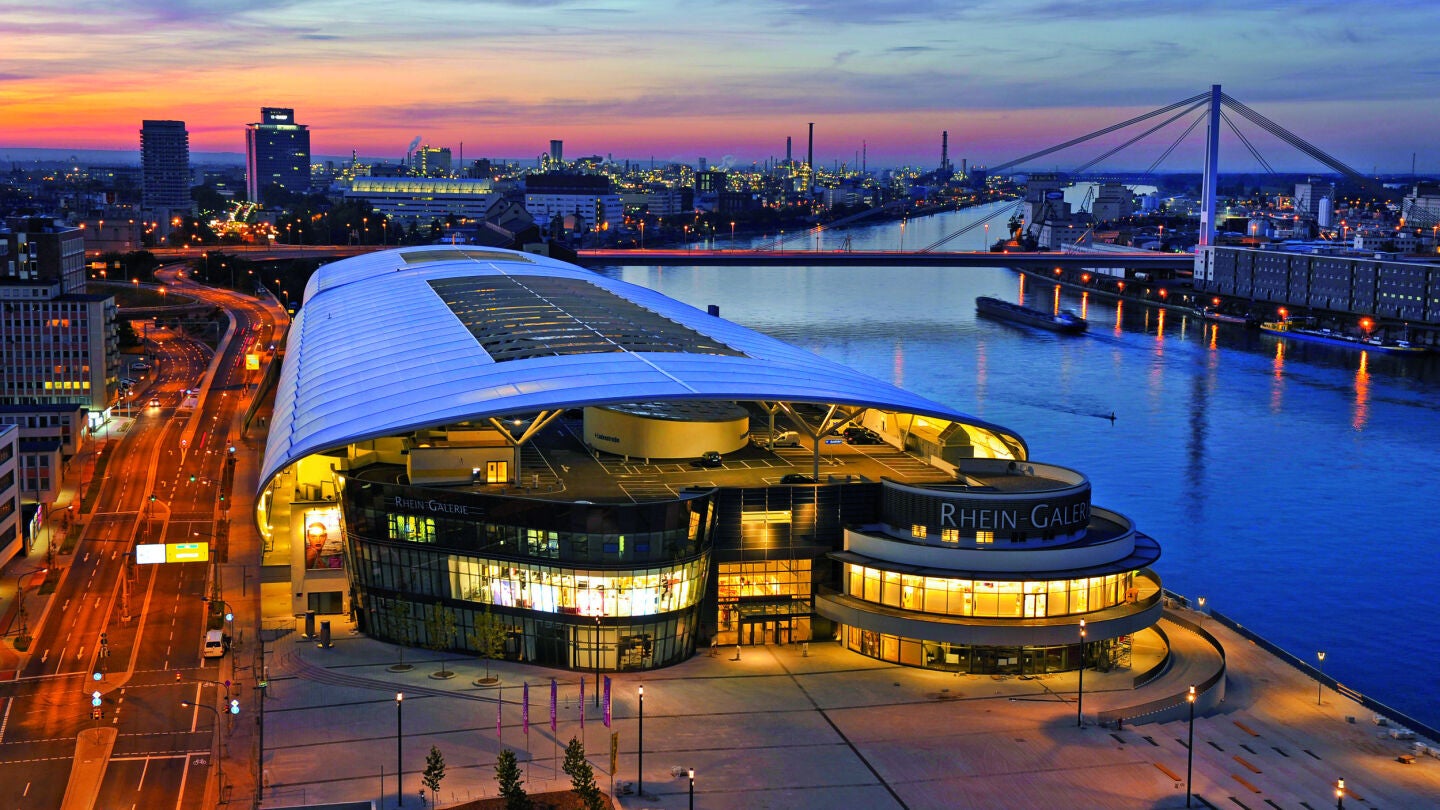 Panor&aacute;mica de la ciudad de Ludwigshafen con la Rhein-Galerie al frente