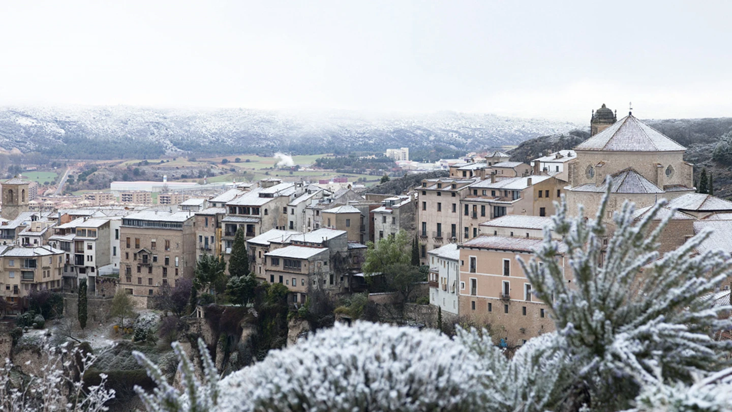 La ciudad de Cuenca cubierta por la nieve La ciudad de Cuenca cubierta por la nieve