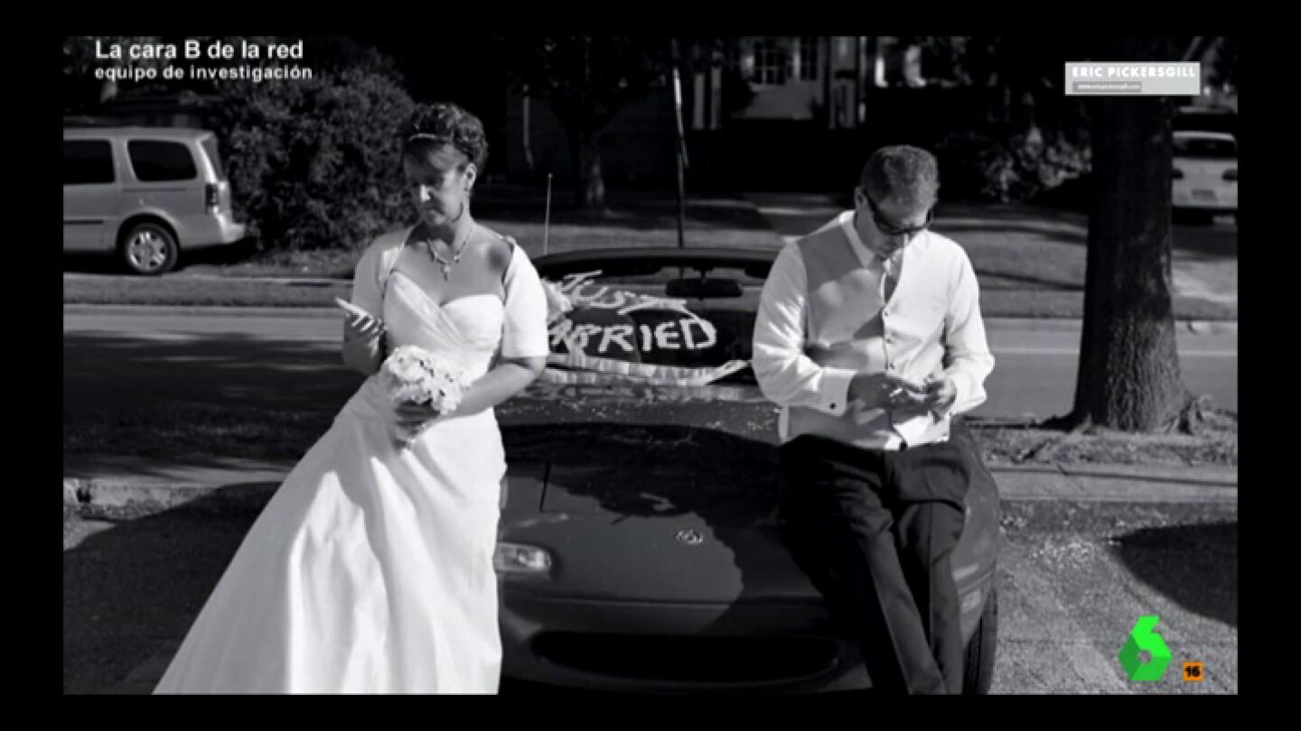 Frame 12.891493 de: Un fot&oacute;grafo borra los tel&eacute;fonos de las escenas cotidianas: "Muestra el cambio que el mundo est&aacute; experimentando"