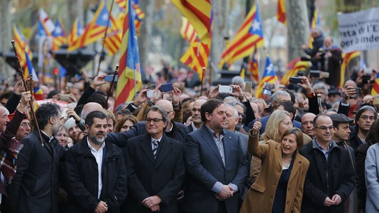 Forcadell, acompañada por Oriol Junqueras, Artur Mas, Jordi Turull y miembros del Govern Forcadell, acompañada por Oriol Junqueras, Artur Mas, Jordi Turull y miembros del Govern
