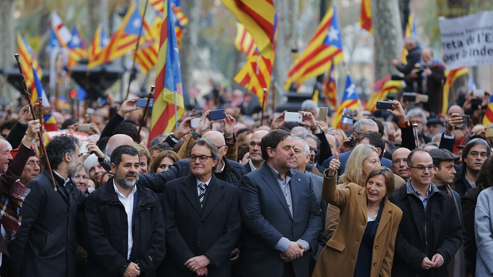 Forcadell, acompañada por Oriol Junqueras, Artur Mas, Jordi Turull y miembros del Govern