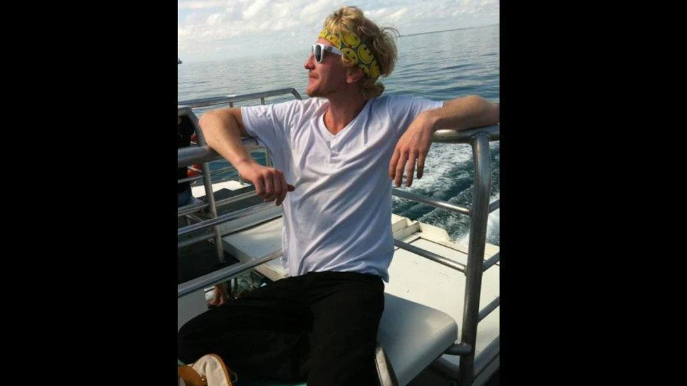 Luke Brett Moore a bordo de un yate Luke Brett Moore a bordo de un yate