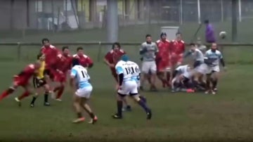 Una árbitro de rugby, placada en pleno partido