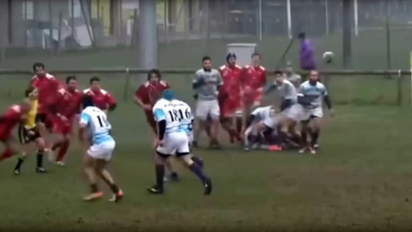 Una árbitro de rugby, placada en pleno partido