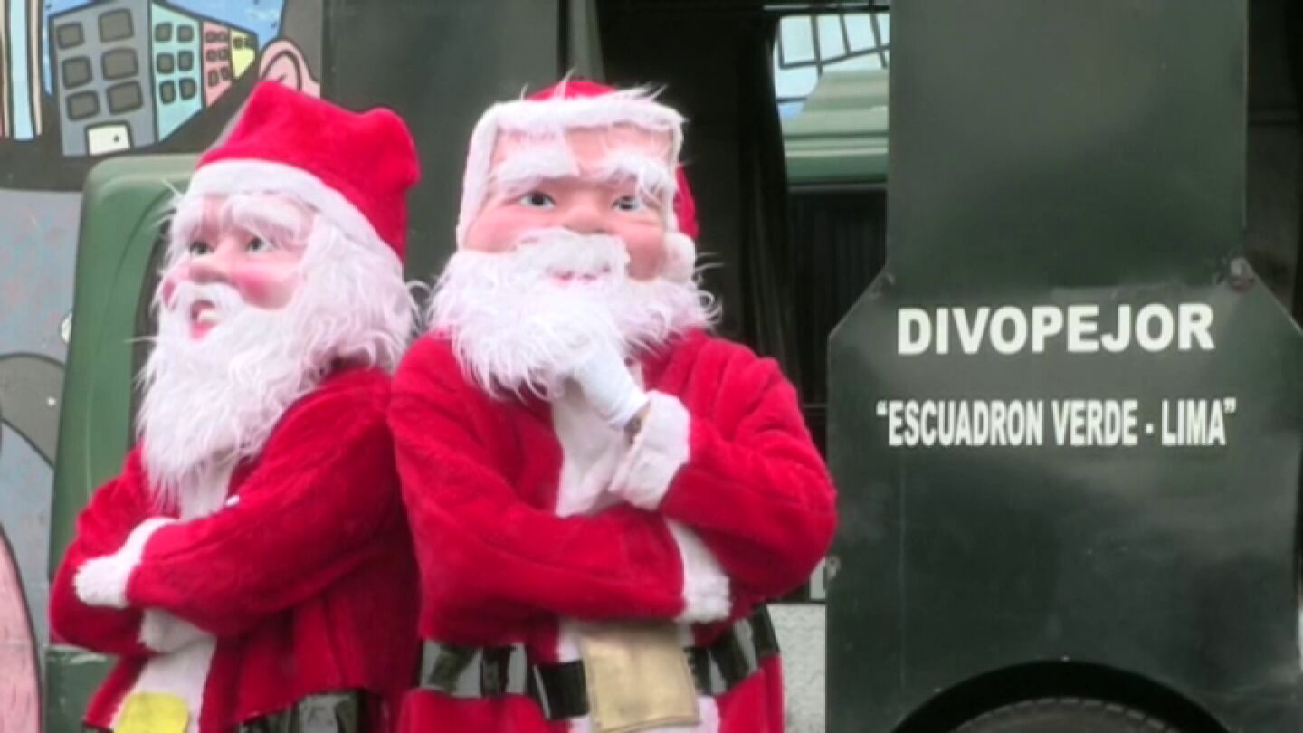 Dos de los Polic&iacute;as disfrazados de Pap&aacute; Noel patrullan por las calles de Lima