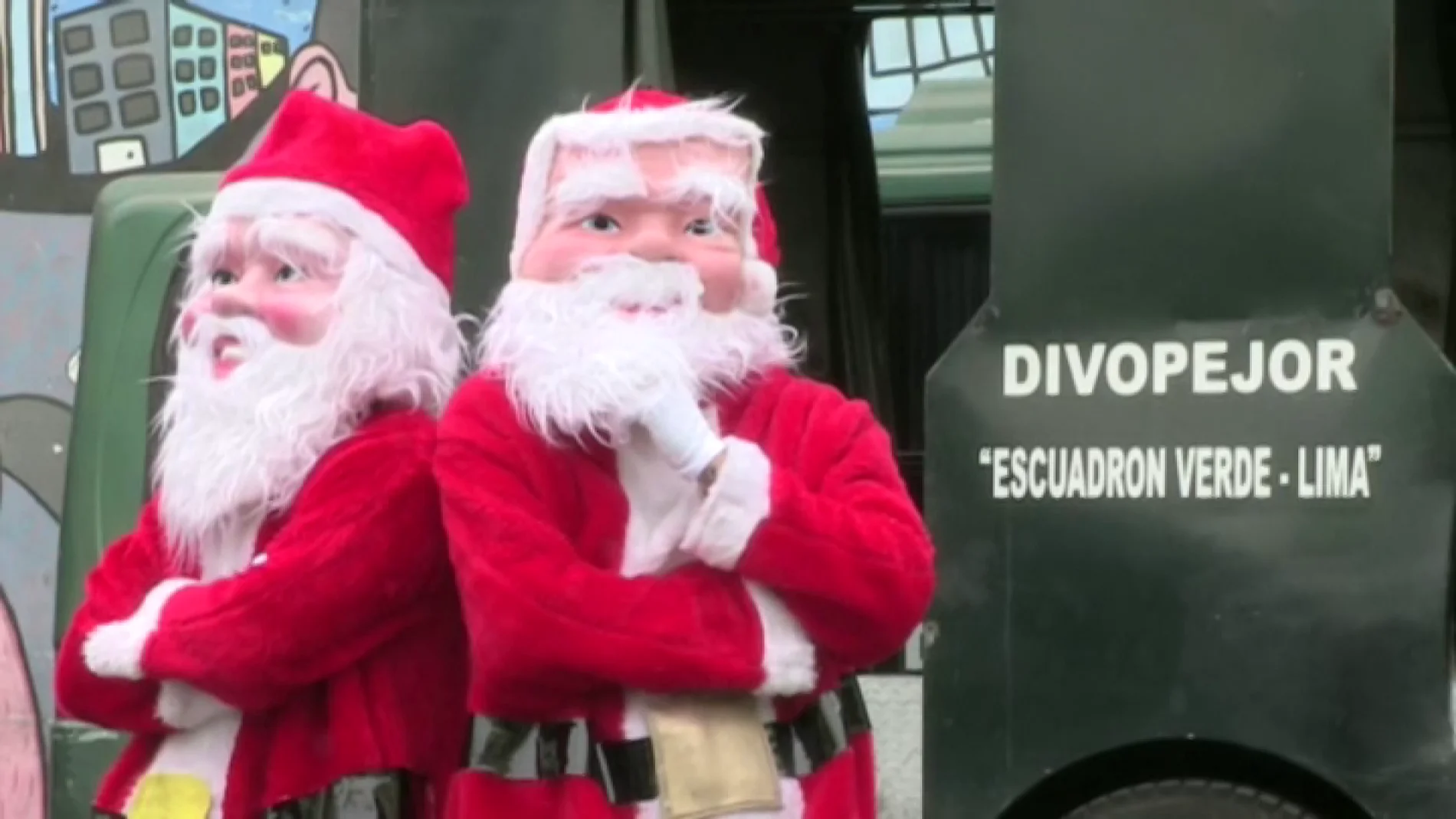 Dos de los Policías disfrazados de Papá Noel patrullan por las calles de Lima
