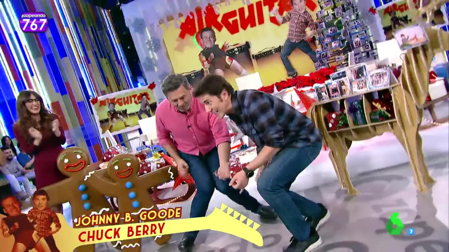 Miki Nadal se enfrenta a Manel Fuentes en el reto del Air Guitar Miki Nadal se enfrenta a Manel Fuentes en el reto del Air Guitar