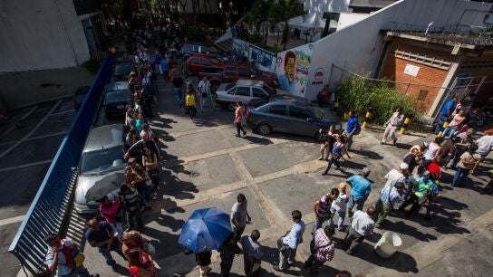 Un grupo de personas hace fila en las inmediaciones del Banco Central de Venezuela este 16 de diciembre del 2016, en Caracas (Venezuela)