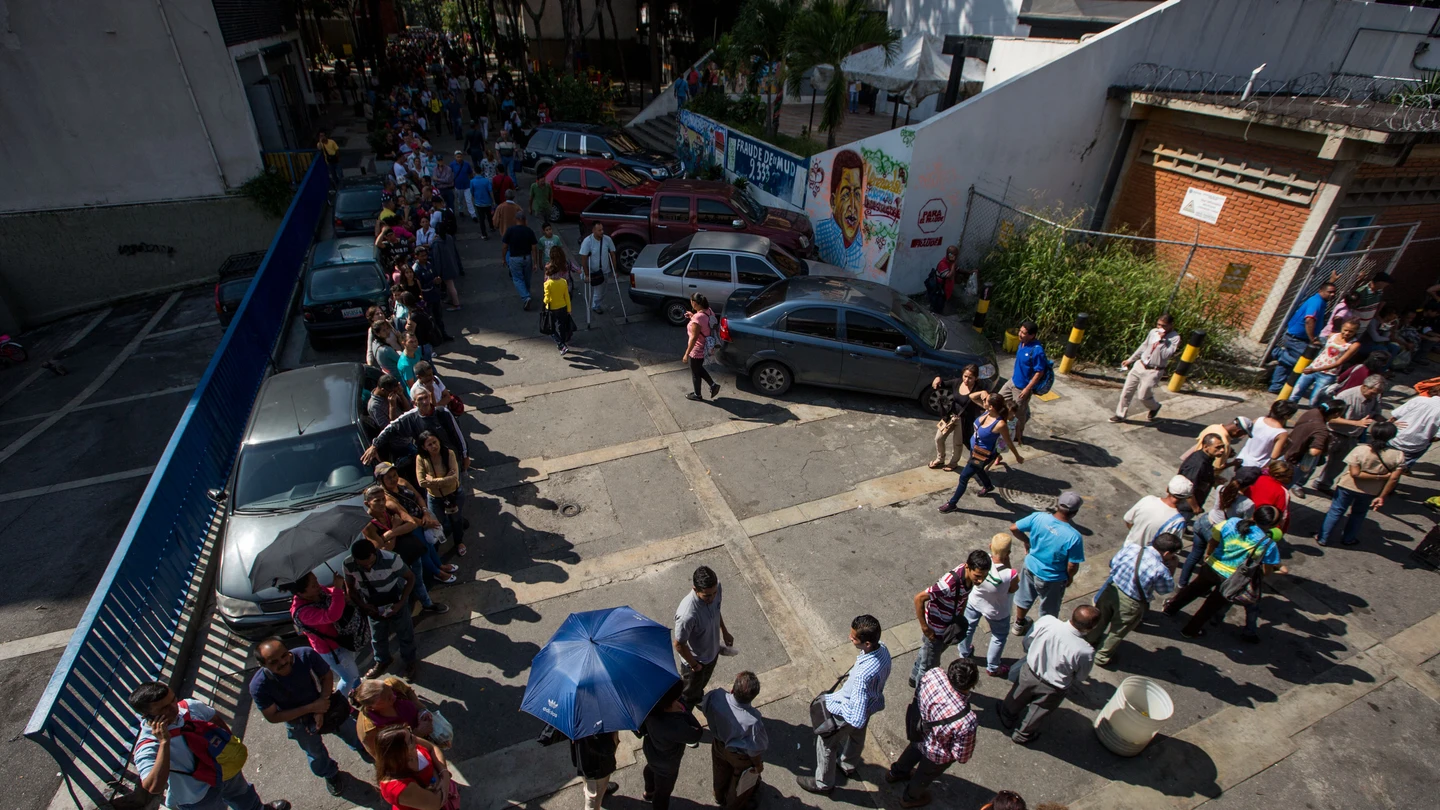 Un grupo de personas hace fila en las inmediaciones del Banco Central de Venezuela este 16 de diciembre del 2016, en Caracas (Venezuela) Un grupo de personas hace fila en las inmediaciones del Banco Central de Venezuela este 16 de diciembre del 2016, en Caracas (Venezuela)