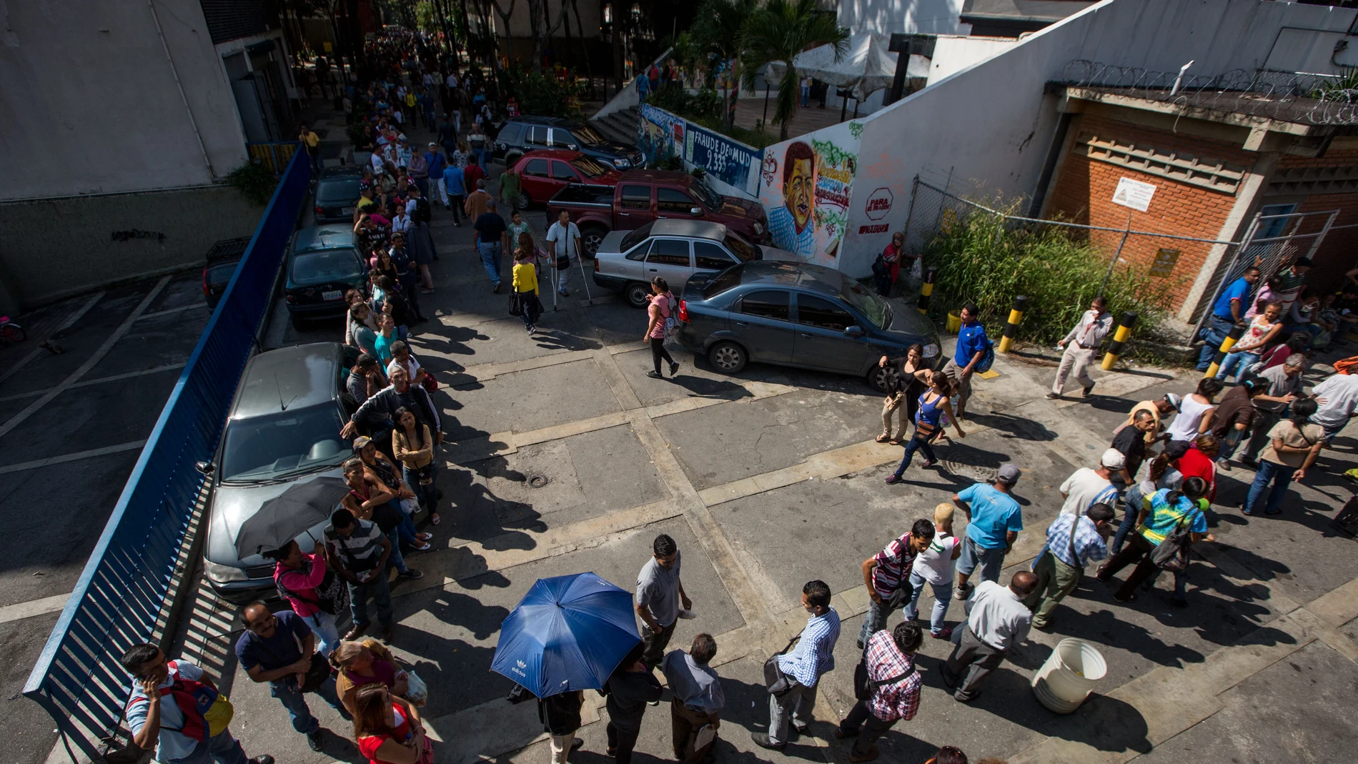 Un grupo de personas hace fila en las inmediaciones del Banco Central de Venezuela este 16 de diciembre del 2016, en Caracas (Venezuela)