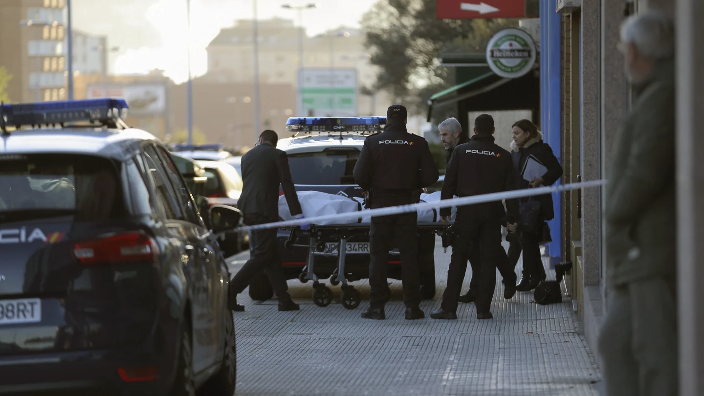 Policías nacionales sacan el cadáver de la joven asesinada en Vigo Policías nacionales sacan el cadáver de la joven asesinada en Vigo