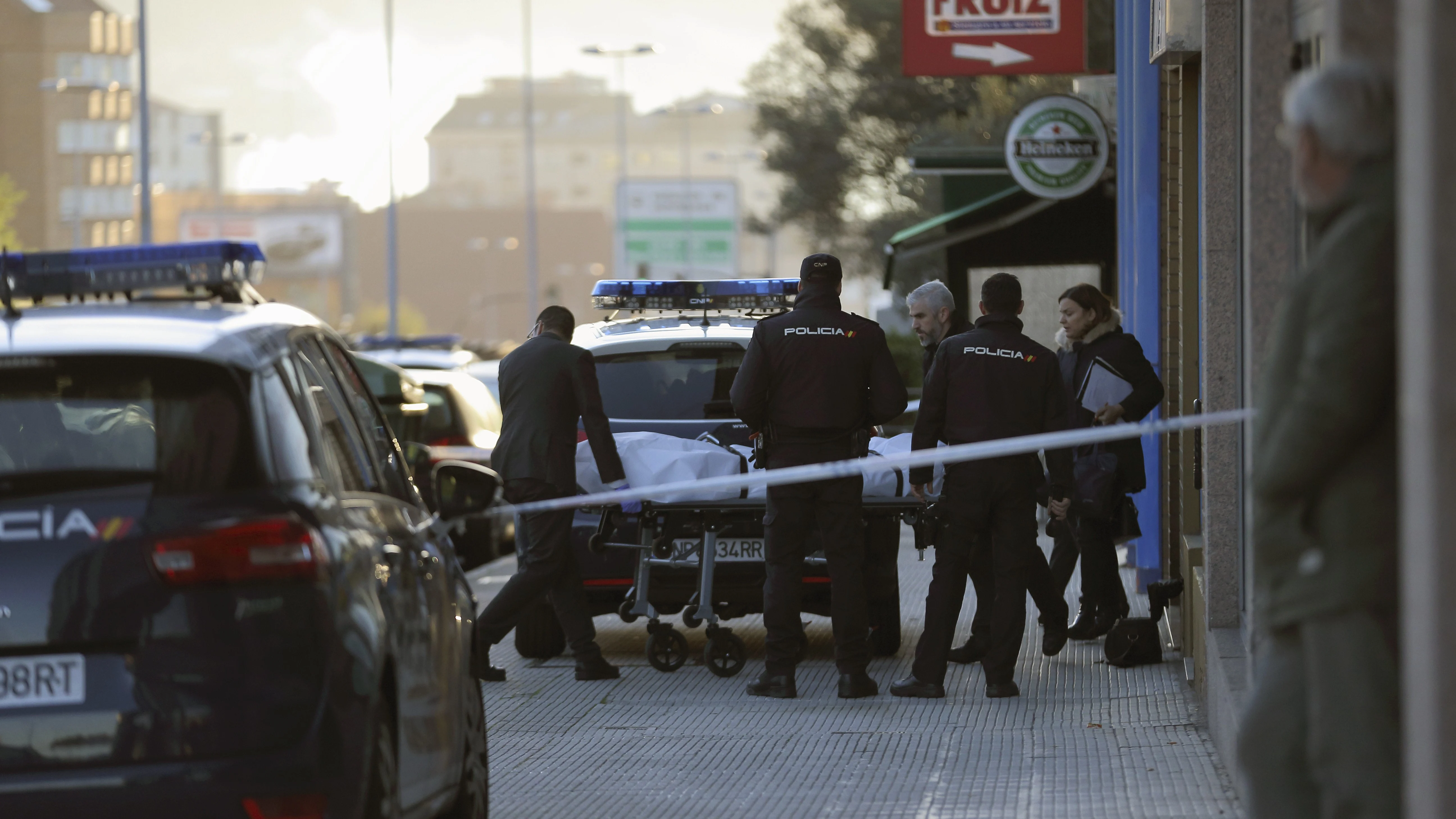 Policías nacionales sacan el cadáver de la joven asesinada en Vigo