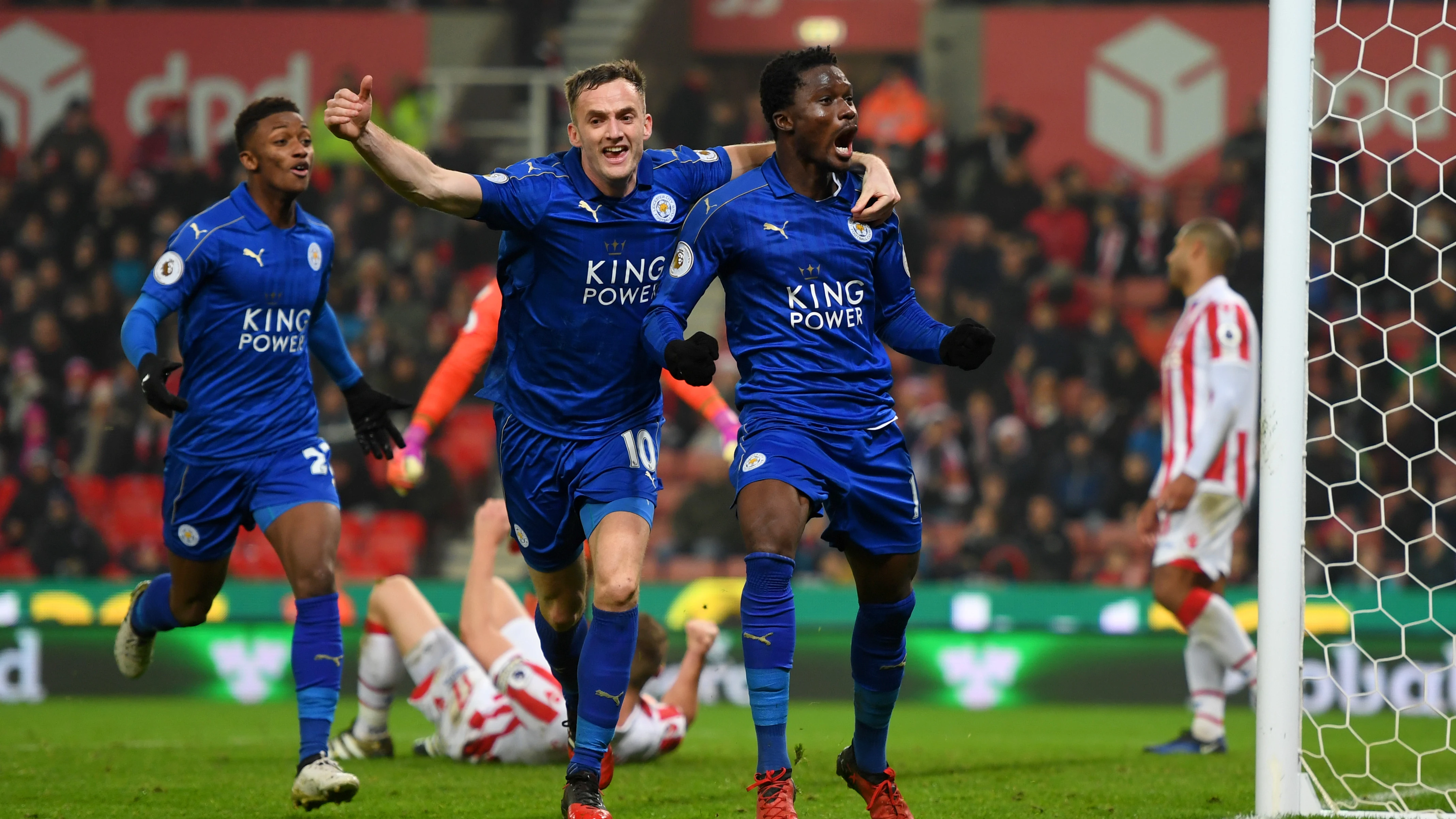 Daniel Amartey celebrando uno de los goles del Leicester