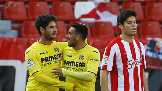 Pato y Sansone celebran el segundo gol del Villarreal en El Molinón Pato y Sansone celebran el segundo gol del Villarreal en El Molinón