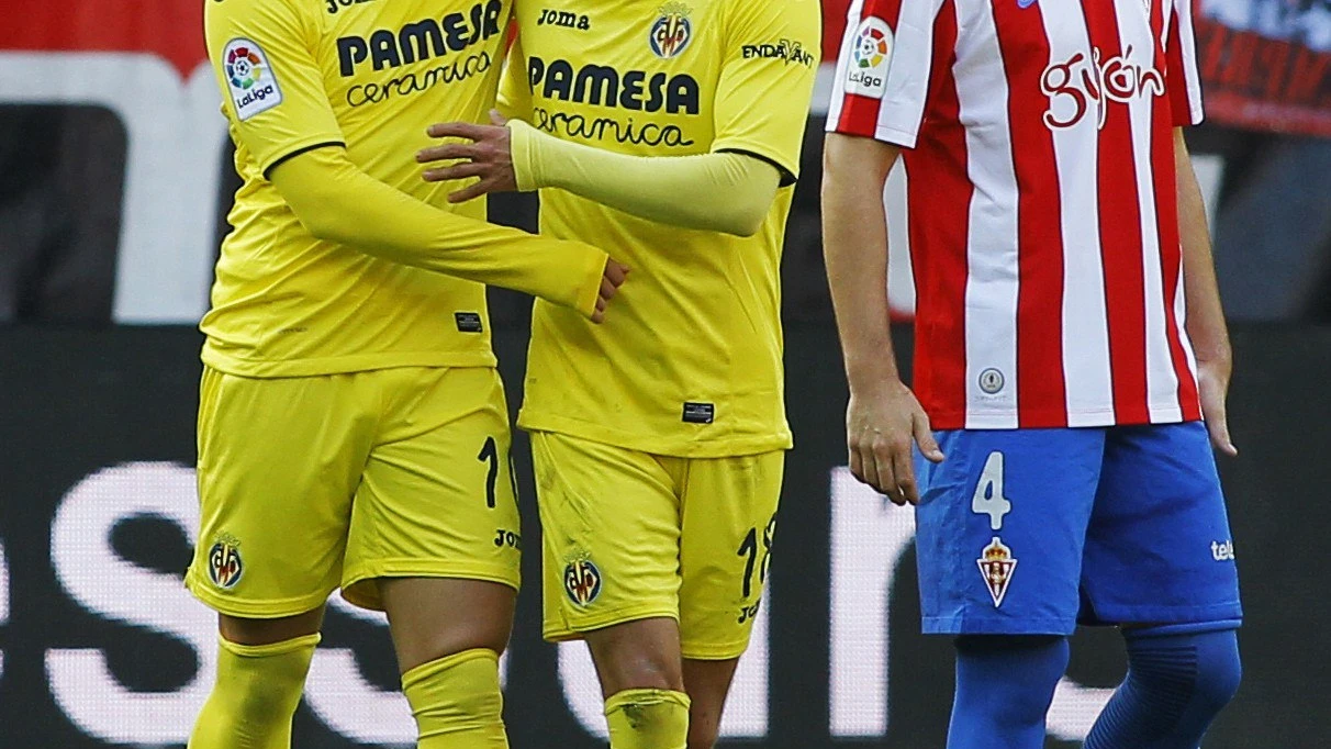 Pato y Sansone celebran el segundo gol del Villarreal en El Molinón