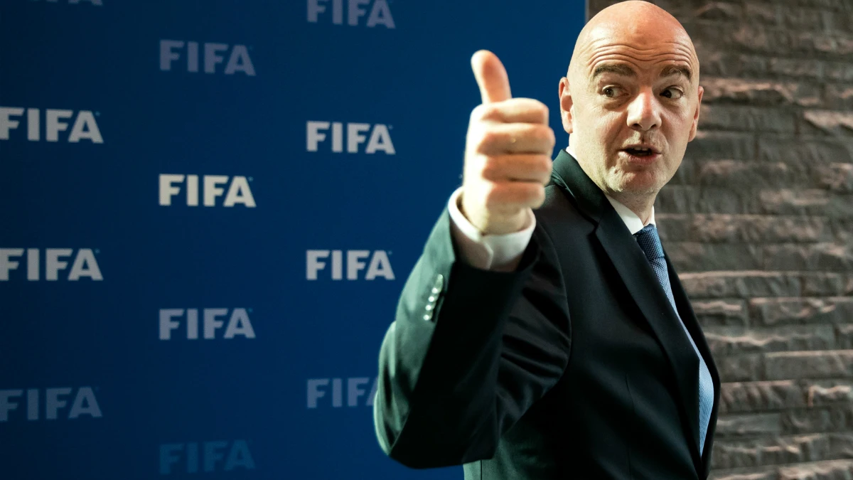 Infantino hace la señal de O. K.