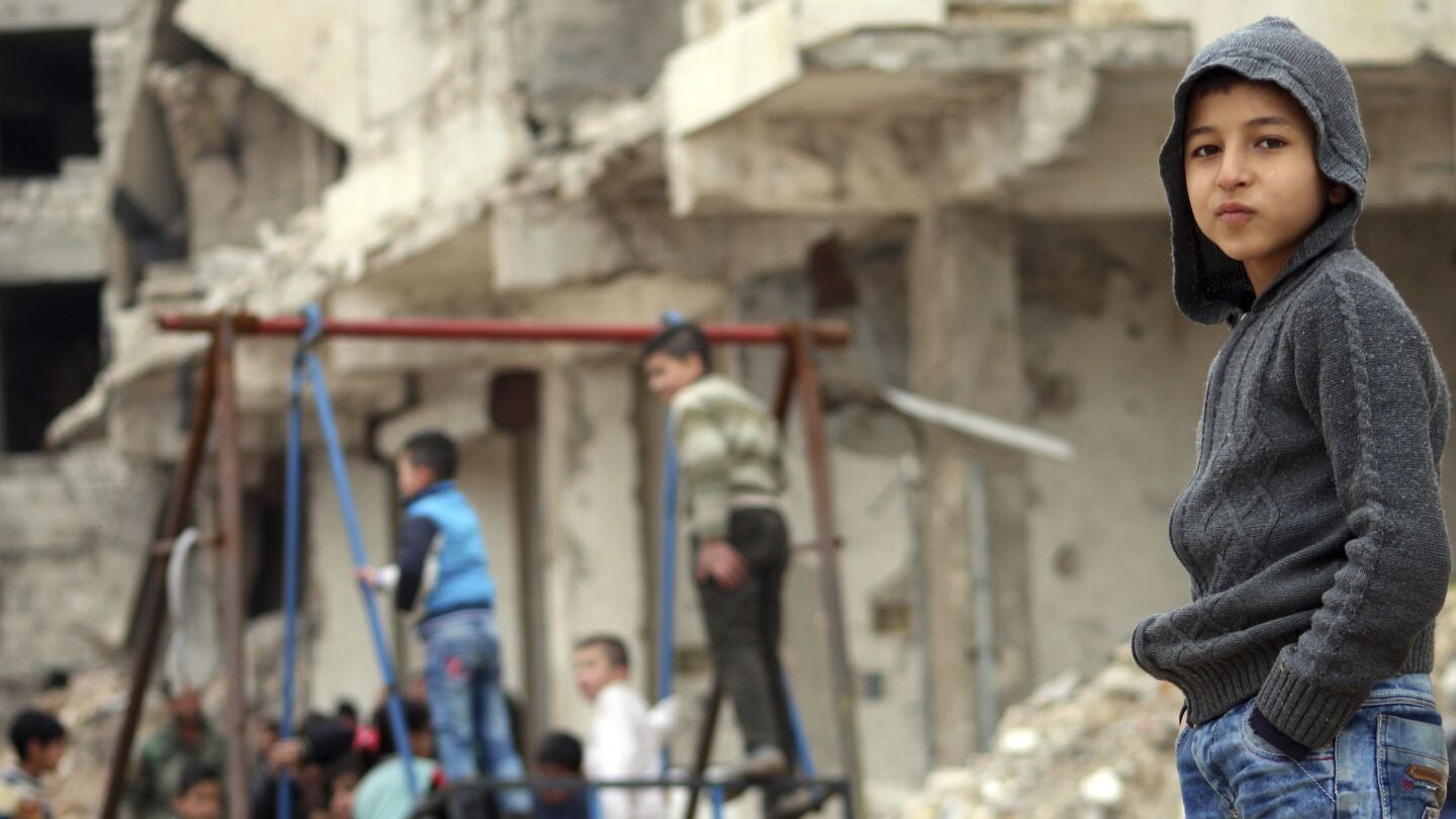 Ni&ntilde;os jugando en el este de Alepo, tras el bombardeo de la zona