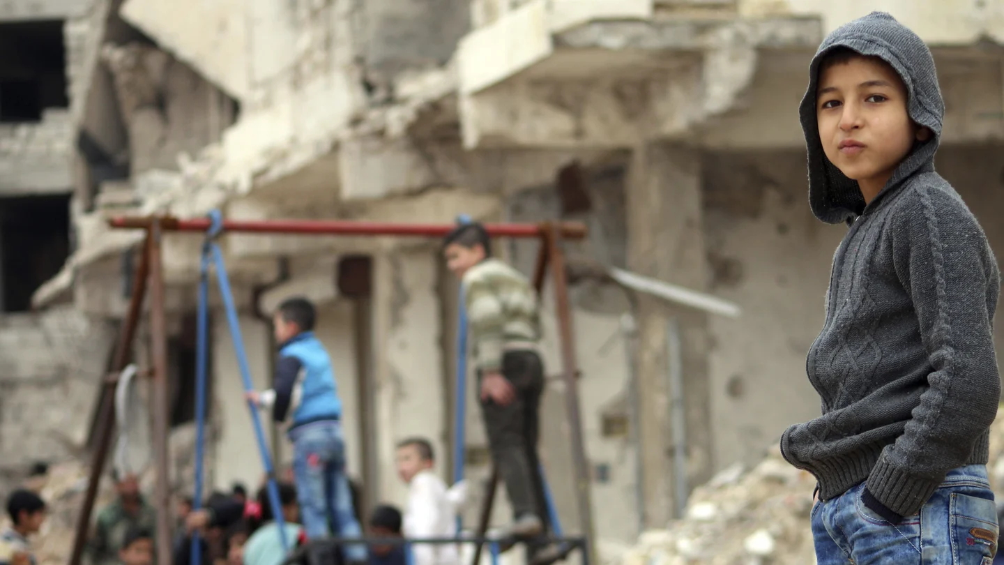 Niños jugando en el este de Alepo, tras el bombardeo de la zona Niños jugando en el este de Alepo, tras el bombardeo de la zona