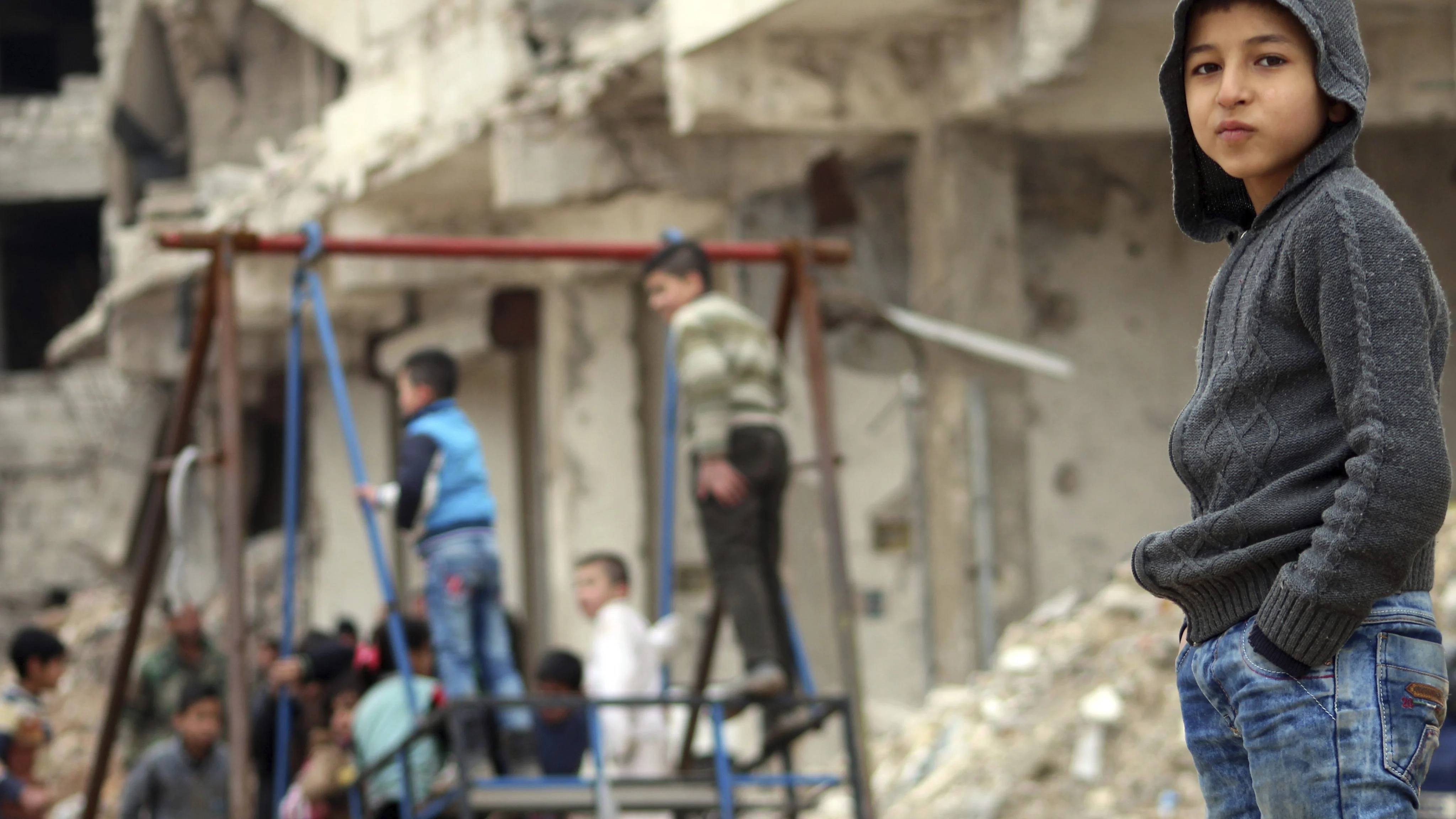 Niños jugando en el este de Alepo, tras el bombardeo de la zona