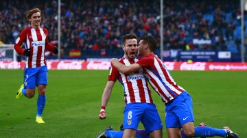 Saúl celebra un gol con Lucas Hernández y con Griezmann